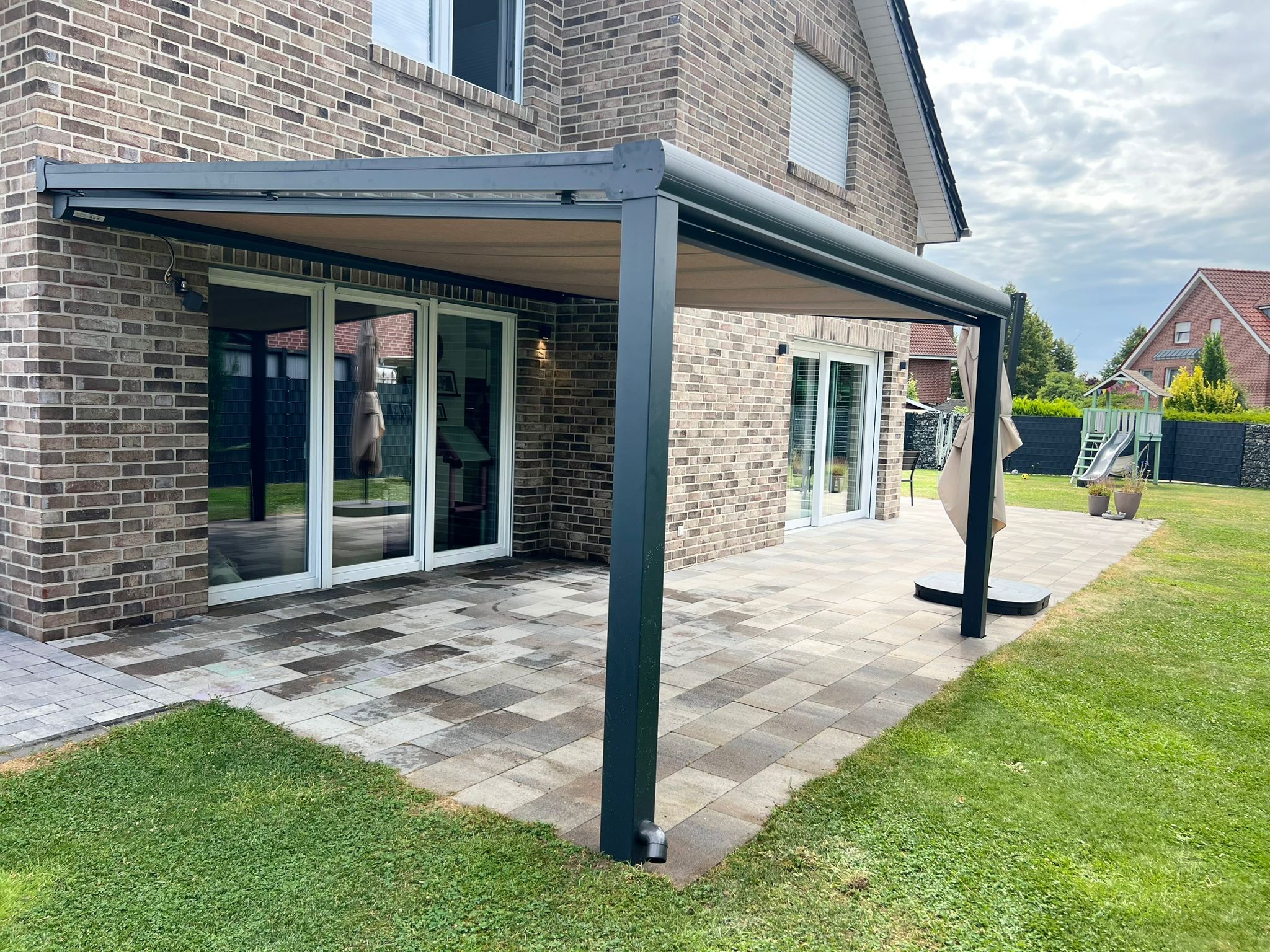 Terrassenüberdachung aus Aluminium und VSG Glas